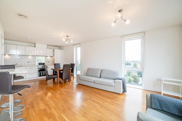 3 bed property in Duckett Street, London